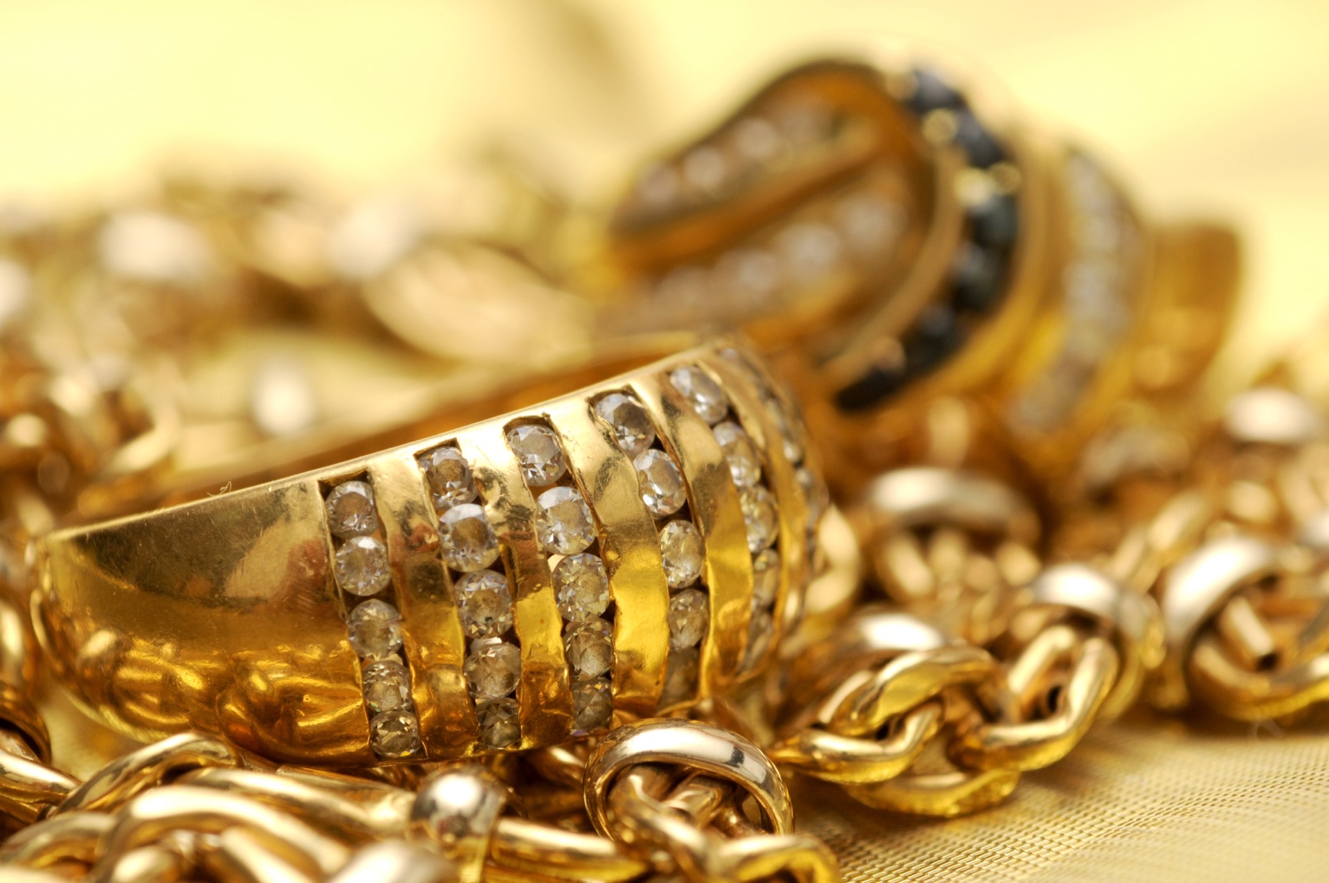 Bijoux en or - bagues serties de diamants et chaînes en or jaune - achat or Paris 16