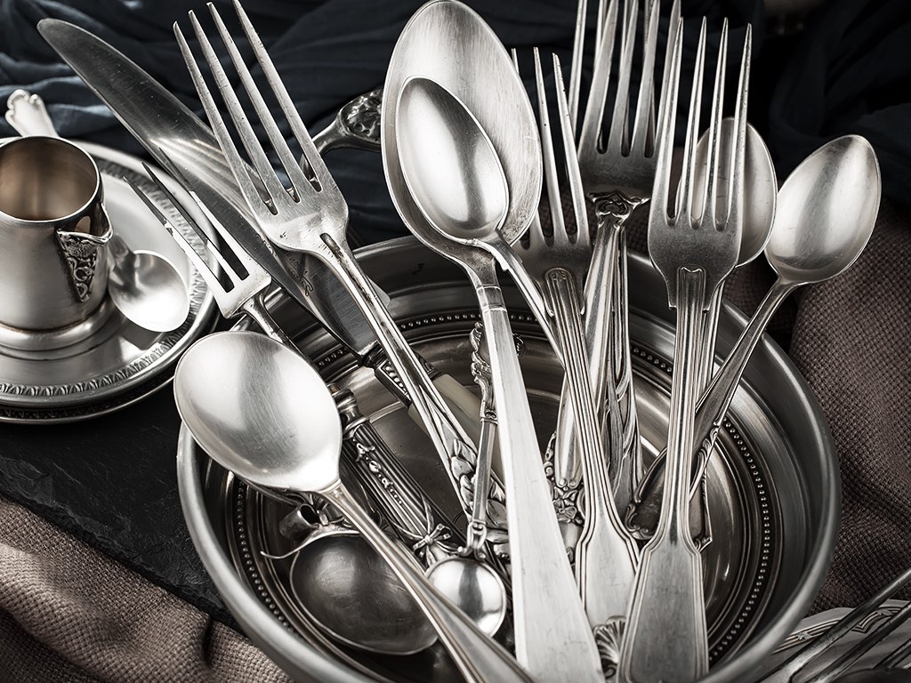 Service de couverts en métal argenté — fourchettes, cuillères et plats argenterie