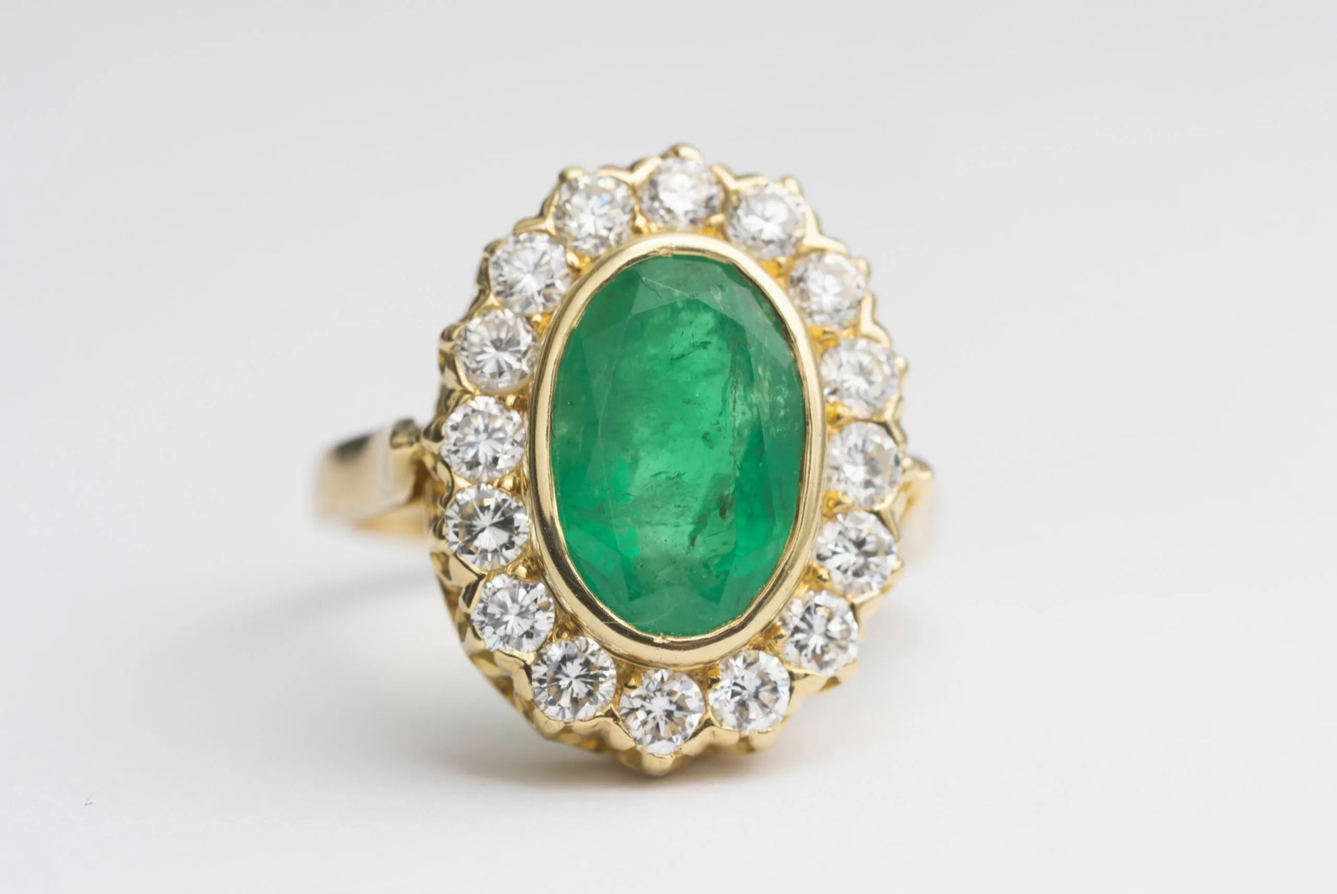 Bague émeraude colombienne ovale entourée de diamants — rachat pierres précieuses Paris