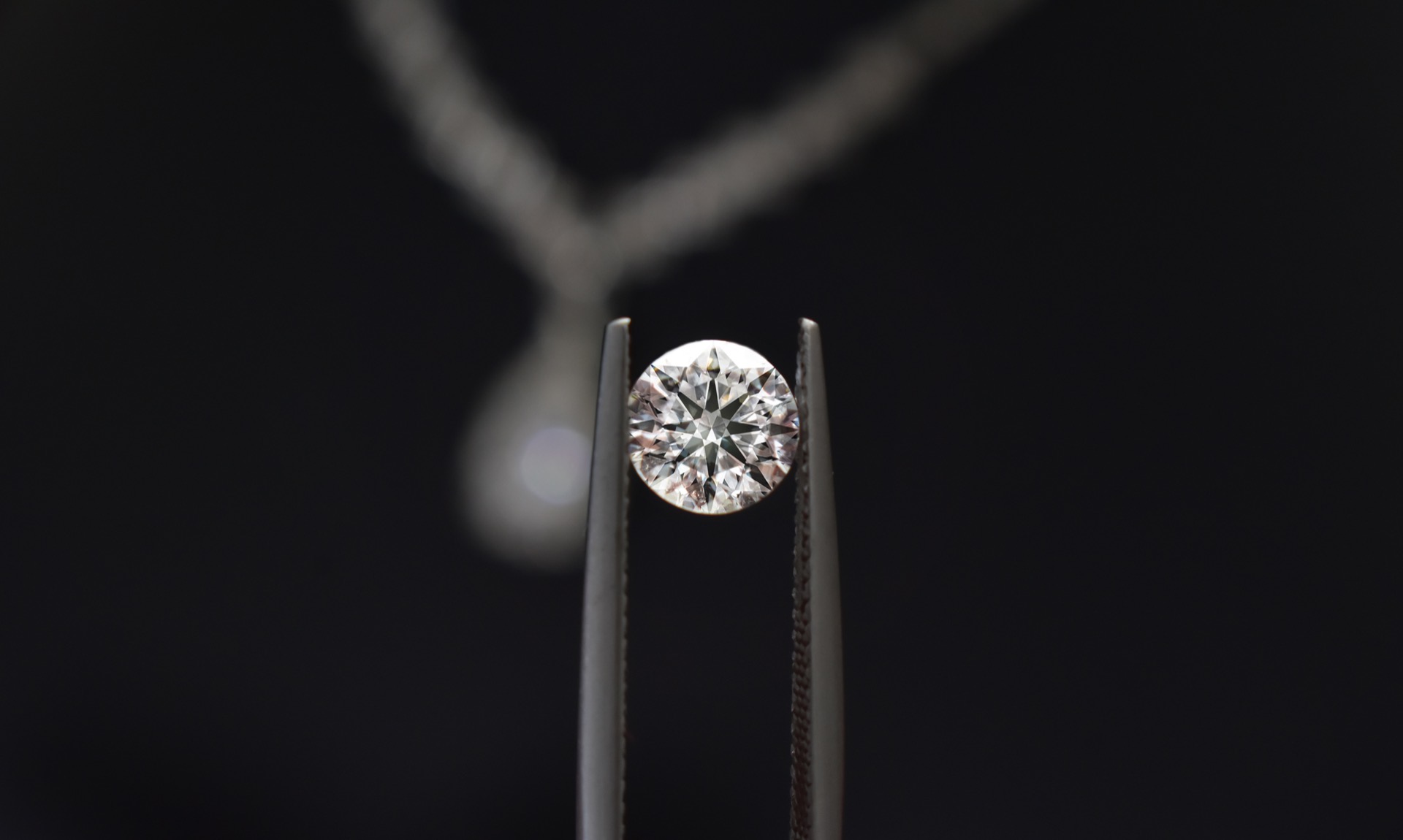Diamant dans pince gemmologue
