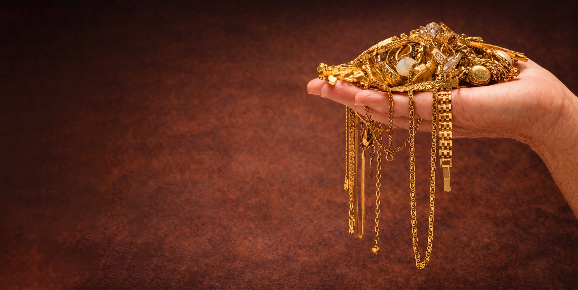 Main tenant des bijoux en or