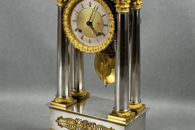 Pendule décorative en argent et bronze doré