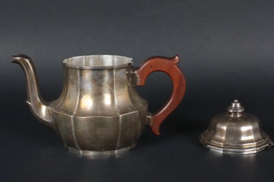 Théière en argent massif