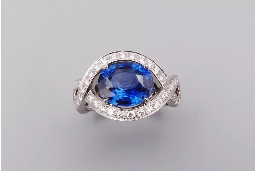 Bague saphir bleu de Ceylan taille ovale serti de diamants — rachat saphirs Paris